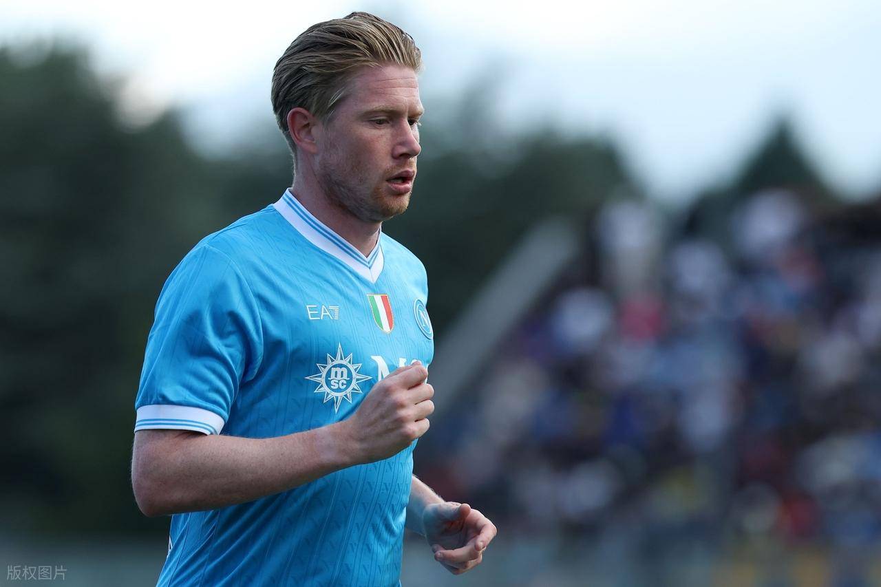 边后卫内收 边后卫内收